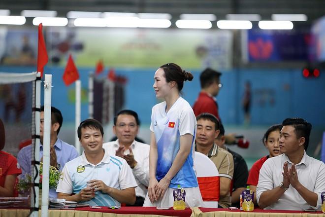‘Nữ hoàng điền kinh’ Nguyễn Thị Oanh xuất hiện ở sự kiện đặc biệt, đánh cầu lông cùng vợ Tiến Minh- Ảnh 13. ‘Nữ hoàng điền kinh’ Nguyễn Thị Oanh xuất hiện ở sự kiện đặc biệt, đánh cầu lông cùng vợ Tiến Minh- Ảnh 13.