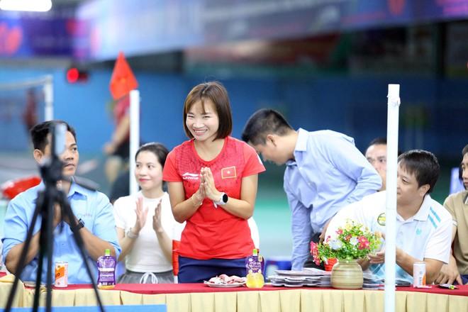 ‘Nữ hoàng điền kinh’ Nguyễn Thị Oanh xuất hiện ở sự kiện đặc biệt, đánh cầu lông cùng vợ Tiến Minh- Ảnh 5. ‘Nữ hoàng điền kinh’ Nguyễn Thị Oanh xuất hiện ở sự kiện đặc biệt, đánh cầu lông cùng vợ Tiến Minh- Ảnh 5.