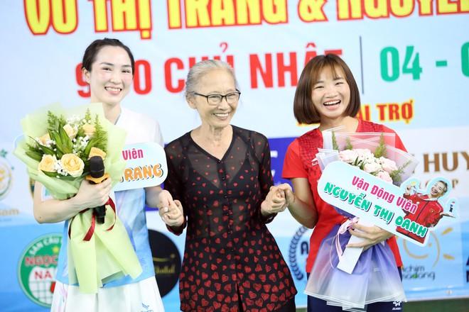 ‘Nữ hoàng điền kinh’ Nguyễn Thị Oanh xuất hiện ở sự kiện đặc biệt, đánh cầu lông cùng vợ Tiến Minh- Ảnh 29. ‘Nữ hoàng điền kinh’ Nguyễn Thị Oanh xuất hiện ở sự kiện đặc biệt, đánh cầu lông cùng vợ Tiến Minh- Ảnh 29.