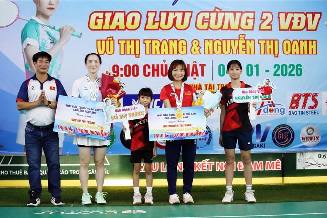 ‘Nữ hoàng điền kinh’ Nguyễn Thị Oanh xuất hiện ở sự kiện đặc biệt, đánh cầu lông cùng vợ Tiến Minh- Ảnh 30. ‘Nữ hoàng điền kinh’ Nguyễn Thị Oanh xuất hiện ở sự kiện đặc biệt, đánh cầu lông cùng vợ Tiến Minh- Ảnh 30.