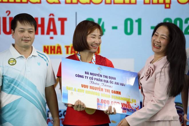‘Nữ hoàng điền kinh’ Nguyễn Thị Oanh xuất hiện ở sự kiện đặc biệt, đánh cầu lông cùng vợ Tiến Minh- Ảnh 24. ‘Nữ hoàng điền kinh’ Nguyễn Thị Oanh xuất hiện ở sự kiện đặc biệt, đánh cầu lông cùng vợ Tiến Minh- Ảnh 24.