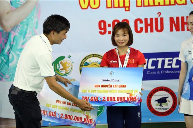 ‘Nữ hoàng điền kinh’ Nguyễn Thị Oanh xuất hiện ở sự kiện đặc biệt, đánh cầu lông cùng vợ Tiến Minh- Ảnh 23. ‘Nữ hoàng điền kinh’ Nguyễn Thị Oanh xuất hiện ở sự kiện đặc biệt, đánh cầu lông cùng vợ Tiến Minh- Ảnh 23.