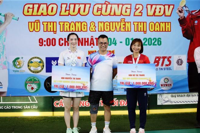 ‘Nữ hoàng điền kinh’ Nguyễn Thị Oanh xuất hiện ở sự kiện đặc biệt, đánh cầu lông cùng vợ Tiến Minh- Ảnh 26. ‘Nữ hoàng điền kinh’ Nguyễn Thị Oanh xuất hiện ở sự kiện đặc biệt, đánh cầu lông cùng vợ Tiến Minh- Ảnh 26.