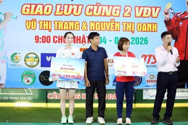 ‘Nữ hoàng điền kinh’ Nguyễn Thị Oanh xuất hiện ở sự kiện đặc biệt, đánh cầu lông cùng vợ Tiến Minh- Ảnh 28. ‘Nữ hoàng điền kinh’ Nguyễn Thị Oanh xuất hiện ở sự kiện đặc biệt, đánh cầu lông cùng vợ Tiến Minh- Ảnh 28.