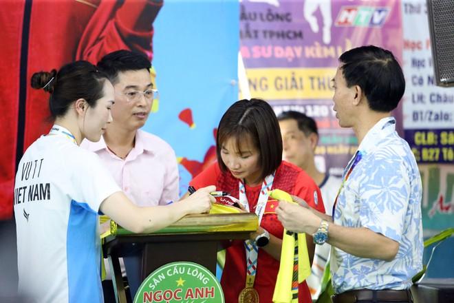 ‘Nữ hoàng điền kinh’ Nguyễn Thị Oanh xuất hiện ở sự kiện đặc biệt, đánh cầu lông cùng vợ Tiến Minh- Ảnh 20. ‘Nữ hoàng điền kinh’ Nguyễn Thị Oanh xuất hiện ở sự kiện đặc biệt, đánh cầu lông cùng vợ Tiến Minh- Ảnh 20.