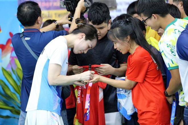 ‘Nữ hoàng điền kinh’ Nguyễn Thị Oanh xuất hiện ở sự kiện đặc biệt, đánh cầu lông cùng vợ Tiến Minh- Ảnh 19. ‘Nữ hoàng điền kinh’ Nguyễn Thị Oanh xuất hiện ở sự kiện đặc biệt, đánh cầu lông cùng vợ Tiến Minh- Ảnh 19.