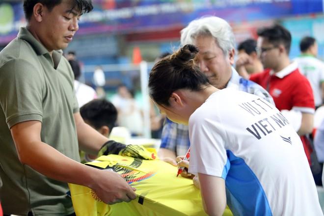 ‘Nữ hoàng điền kinh’ Nguyễn Thị Oanh xuất hiện ở sự kiện đặc biệt, đánh cầu lông cùng vợ Tiến Minh- Ảnh 18. ‘Nữ hoàng điền kinh’ Nguyễn Thị Oanh xuất hiện ở sự kiện đặc biệt, đánh cầu lông cùng vợ Tiến Minh- Ảnh 18.