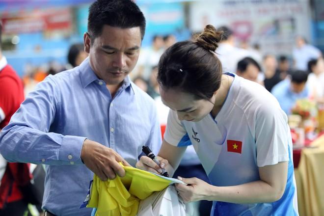 ‘Nữ hoàng điền kinh’ Nguyễn Thị Oanh xuất hiện ở sự kiện đặc biệt, đánh cầu lông cùng vợ Tiến Minh- Ảnh 22. ‘Nữ hoàng điền kinh’ Nguyễn Thị Oanh xuất hiện ở sự kiện đặc biệt, đánh cầu lông cùng vợ Tiến Minh- Ảnh 22.