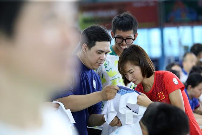 ‘Nữ hoàng điền kinh’ Nguyễn Thị Oanh xuất hiện ở sự kiện đặc biệt, đánh cầu lông cùng vợ Tiến Minh- Ảnh 7. ‘Nữ hoàng điền kinh’ Nguyễn Thị Oanh xuất hiện ở sự kiện đặc biệt, đánh cầu lông cùng vợ Tiến Minh- Ảnh 7.