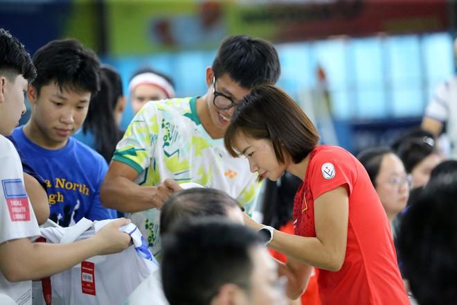 ‘Nữ hoàng điền kinh’ Nguyễn Thị Oanh xuất hiện ở sự kiện đặc biệt, đánh cầu lông cùng vợ Tiến Minh- Ảnh 12. ‘Nữ hoàng điền kinh’ Nguyễn Thị Oanh xuất hiện ở sự kiện đặc biệt, đánh cầu lông cùng vợ Tiến Minh- Ảnh 12.