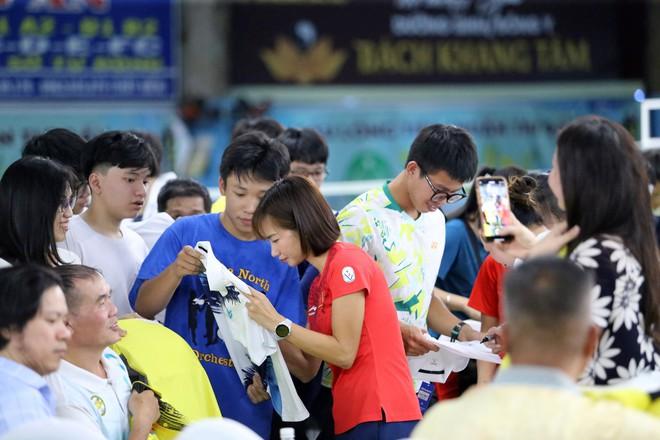 ‘Nữ hoàng điền kinh’ Nguyễn Thị Oanh xuất hiện ở sự kiện đặc biệt, đánh cầu lông cùng vợ Tiến Minh- Ảnh 8. ‘Nữ hoàng điền kinh’ Nguyễn Thị Oanh xuất hiện ở sự kiện đặc biệt, đánh cầu lông cùng vợ Tiến Minh- Ảnh 8.