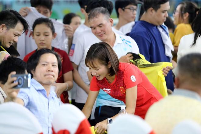 ‘Nữ hoàng điền kinh’ Nguyễn Thị Oanh xuất hiện ở sự kiện đặc biệt, đánh cầu lông cùng vợ Tiến Minh- Ảnh 11. ‘Nữ hoàng điền kinh’ Nguyễn Thị Oanh xuất hiện ở sự kiện đặc biệt, đánh cầu lông cùng vợ Tiến Minh- Ảnh 11.