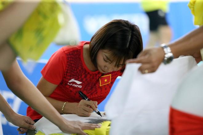 ‘Nữ hoàng điền kinh’ Nguyễn Thị Oanh xuất hiện ở sự kiện đặc biệt, đánh cầu lông cùng vợ Tiến Minh- Ảnh 9. ‘Nữ hoàng điền kinh’ Nguyễn Thị Oanh xuất hiện ở sự kiện đặc biệt, đánh cầu lông cùng vợ Tiến Minh- Ảnh 9.