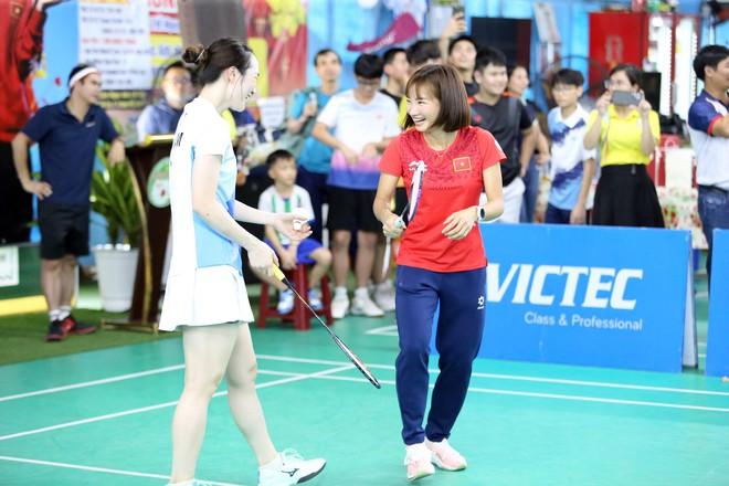 ‘Nữ hoàng điền kinh’ Nguyễn Thị Oanh xuất hiện ở sự kiện đặc biệt, đánh cầu lông cùng vợ Tiến Minh- Ảnh 37. ‘Nữ hoàng điền kinh’ Nguyễn Thị Oanh xuất hiện ở sự kiện đặc biệt, đánh cầu lông cùng vợ Tiến Minh- Ảnh 37.