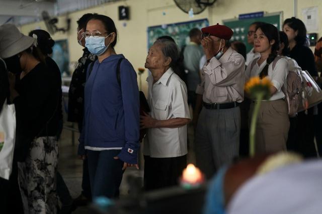 Xúc động khi 'gặp lại' ông nội trong khu lưu giữ thi hài ở TP.HCM - Ảnh 1.