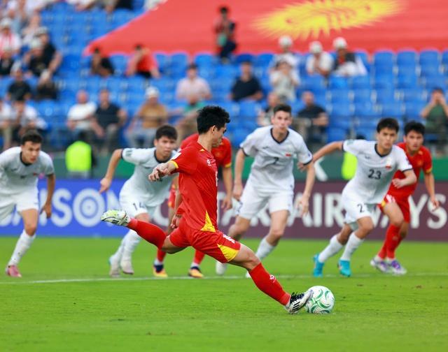 HLV Kim Sang-sik lại thay người như thần, U.23 Việt Nam đánh bại Kyrgyzstan nghẹt thở phút chót- Ảnh 2.