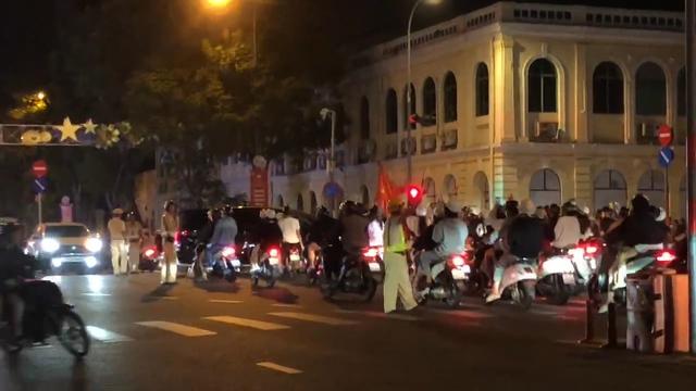 Người hâm mộ TP.HCM xuống đường ‘đi bão’ mừng U.23 Việt Nam giành HCĐ châu Á- Ảnh 8.