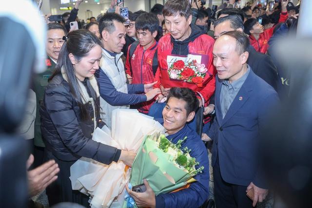 Báo Hàn Quốc: 'Khoảnh khắc HLV Kim sang-sik đẩy xe lăn cho Hiểu Minh lay động hàng triệu con tim'- Ảnh 2. Báo Hàn Quốc: 'Khoảnh khắc HLV Kim sang-sik đẩy xe lăn cho Hiểu Minh lay động hàng triệu con tim'- Ảnh 2.