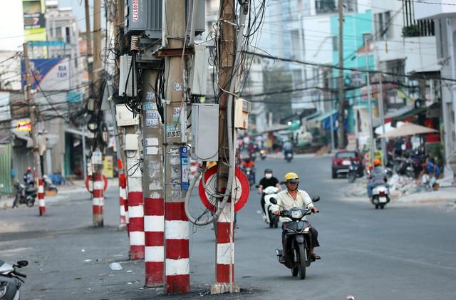 Dãy trụ điện nằm giữa đường Chu Văn An: Sở Xây dựng TP.HCM lên tiếng- Ảnh 3. Dãy trụ điện nằm giữa đường Chu Văn An: Sở Xây dựng TP.HCM lên tiếng- Ảnh 3.
