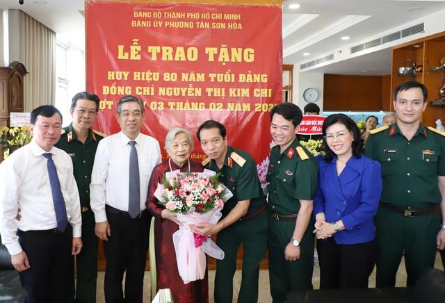 Thành ủy TP.HCM trao Huy hiệu Đảng đến nguyên trợ lý 2 Tổng Bí thư- Ảnh 5. Thành ủy TP.HCM trao Huy hiệu Đảng đến nguyên trợ lý 2 Tổng Bí thư- Ảnh 5.