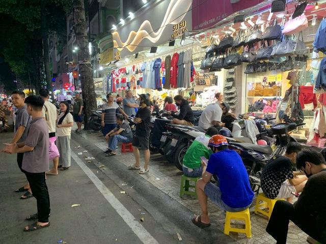 Vì sao càng cận tết, nhiều người càng thích mua sắm?- Ảnh 3. Vì sao càng cận tết, nhiều người càng thích mua sắm?- Ảnh 3.