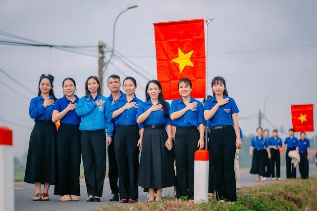 Quảng Ngãi: Rực đỏ đường cờ Tổ quốc chào mừng Đại hội Đảng XIV- Ảnh 3. Quảng Ngãi: Rực đỏ đường cờ Tổ quốc chào mừng Đại hội Đảng XIV- Ảnh 3.
