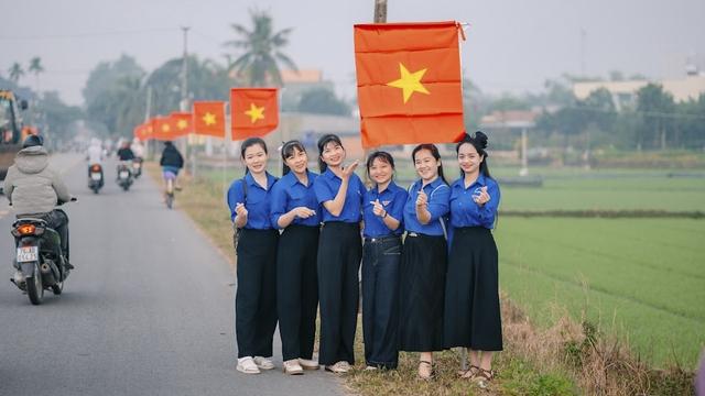 Quảng Ngãi: Rực đỏ đường cờ Tổ quốc chào mừng Đại hội Đảng XIV- Ảnh 5. Quảng Ngãi: Rực đỏ đường cờ Tổ quốc chào mừng Đại hội Đảng XIV- Ảnh 5.