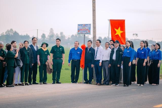 Quảng Ngãi: Rực đỏ đường cờ Tổ quốc chào mừng Đại hội Đảng XIV- Ảnh 2. Quảng Ngãi: Rực đỏ đường cờ Tổ quốc chào mừng Đại hội Đảng XIV- Ảnh 2.