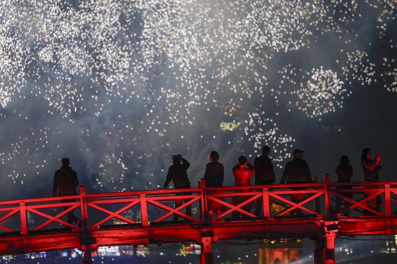 Pháo hoa rực sáng trên bầu trời Hà Nội chào đón năm 2026- Ảnh 4.