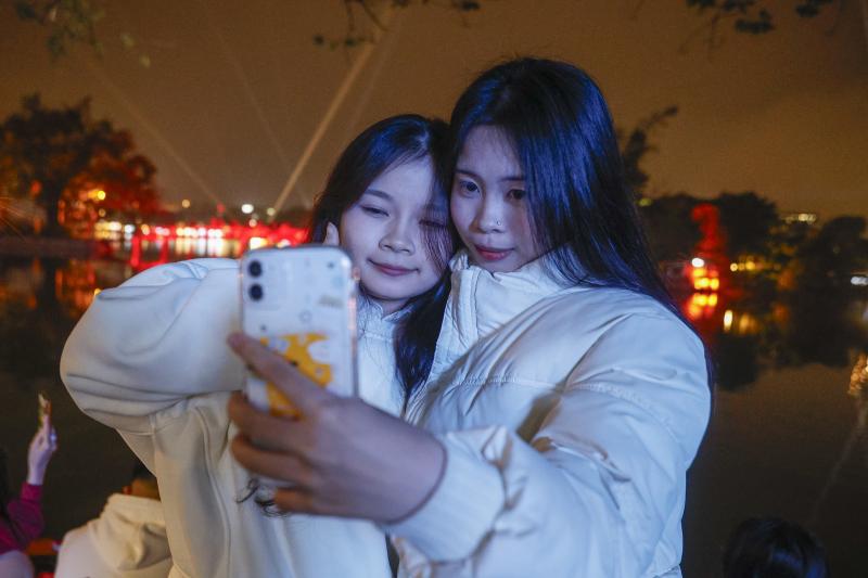 Pháo hoa rực sáng trên bầu trời Hà Nội chào đón năm 2026- Ảnh 6.