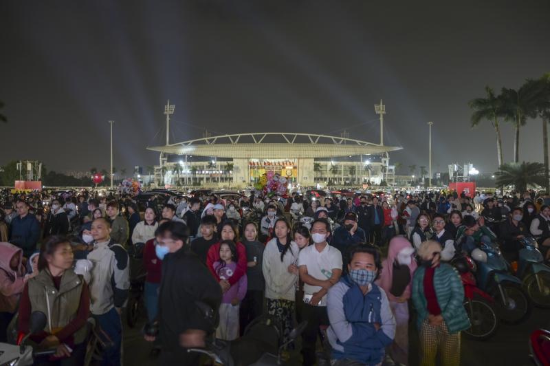 Pháo hoa rực sáng trên bầu trời Hà Nội chào đón năm 2026- Ảnh 10.