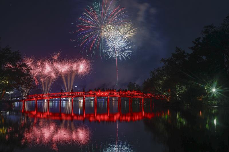 Pháo hoa rực sáng trên bầu trời Hà Nội chào đón năm 2026- Ảnh 3.