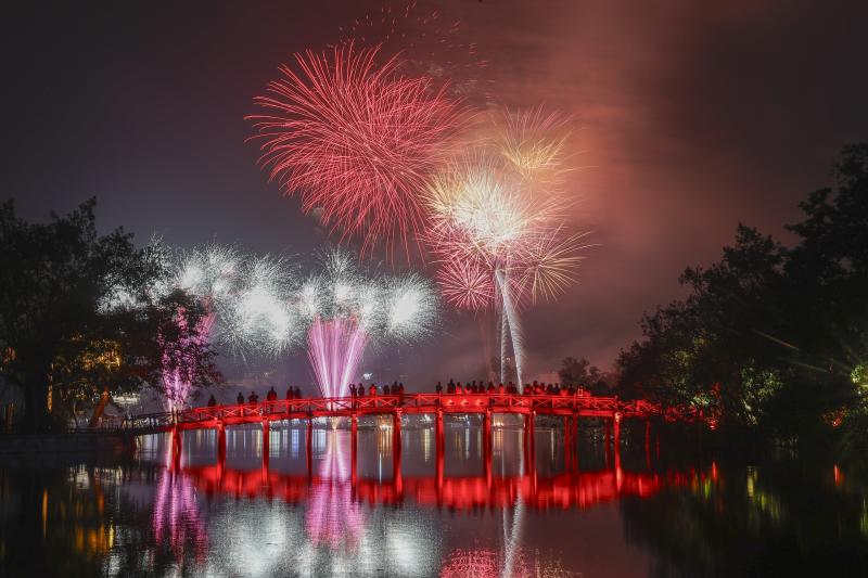Pháo hoa rực sáng trên bầu trời Hà Nội chào đón năm 2026- Ảnh 1.