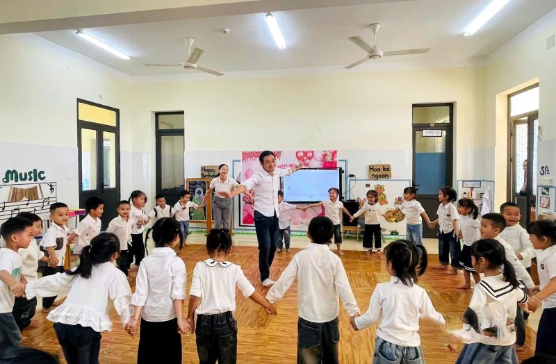Thầy giáo dạy mầm non truyền cảm hứng - Ảnh 1. Thầy giáo dạy mầm non truyền cảm hứng - Ảnh 1.