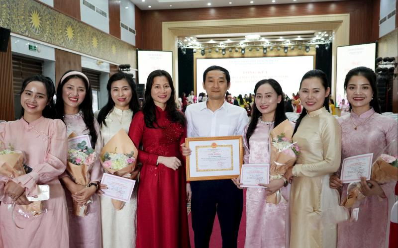 Thầy giáo dạy mầm non truyền cảm hứng - Ảnh 2. Thầy giáo dạy mầm non truyền cảm hứng - Ảnh 2.