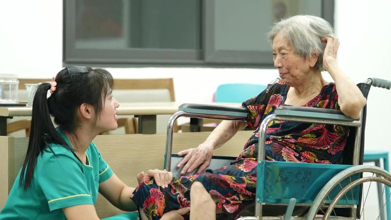 Chăm sóc người cao tuổi và những nghịch lý thú vị trong nghề chăm sóc - Ảnh 2. Chăm sóc người cao tuổi và những nghịch lý thú vị trong nghề chăm sóc - Ảnh 2.