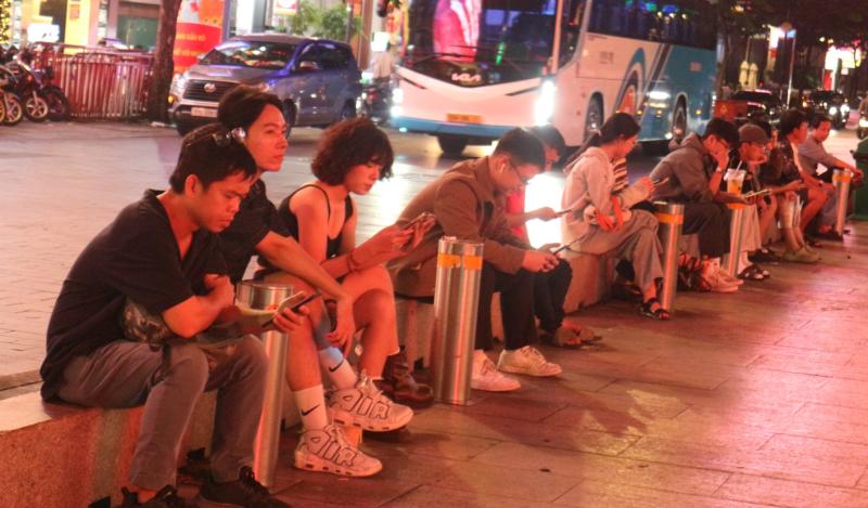 Nhiều người ngồi chờ 4-5 giờ đồng hồ vì U.23 Việt Nam - Ảnh 1. Nhiều người ngồi chờ 4-5 giờ đồng hồ vì U.23 Việt Nam - Ảnh 1.