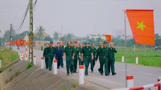 Quảng Ngãi: Rực đỏ đường cờ Tổ quốc chào mừng Đại hội Đảng XIV- Ảnh 4. Quảng Ngãi: Rực đỏ đường cờ Tổ quốc chào mừng Đại hội Đảng XIV- Ảnh 4.