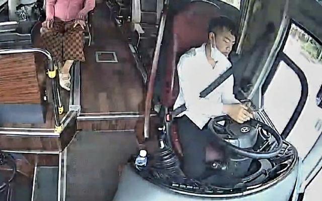 Đồng Tháp: Phạt 5 triệu và trừ 4 điểm bằng lái tài xế buông vô lăng- Ảnh 1.