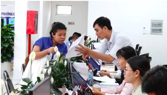Từ ngày 1.1, người lao động TP.HCM và Hà Nội được tăng lương như thế nào?- Ảnh 2.