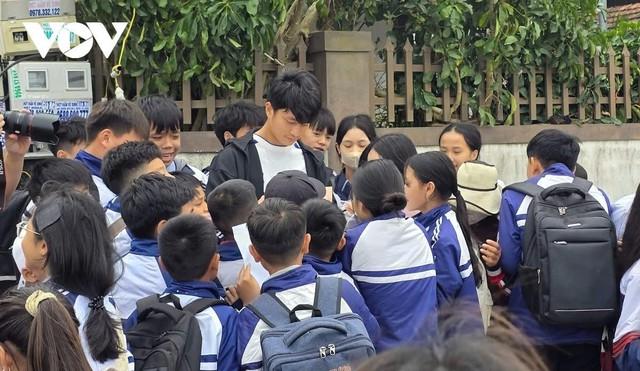 Thủ môn Cao Văn Bình trở về quê hương, người dân Nghệ An chào đón như người hùng- Ảnh 5.
