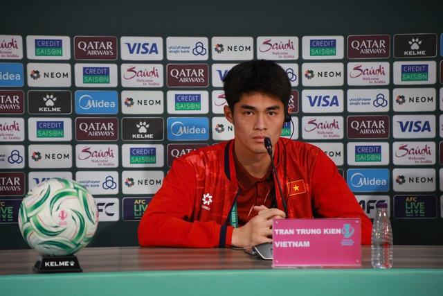 Thầy Kim bật cười khi bị biến thành ‘phù thủy’ Harry Porter, Trung Kiên được rèn cực kỹ bắt phạt đền- Ảnh 2.