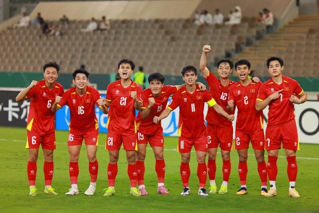 Báo Hàn Quốc gọi HLV Kim Sang-sik là 'mối đe dọa', sợ thua nốt U.23 Việt Nam- Ảnh 2.