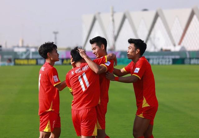 U.23 Việt Nam trở lại mặt đất khẩn, U.23 Kyrgyzstan không còn gì để mất đáng gờm... - Ảnh 2.