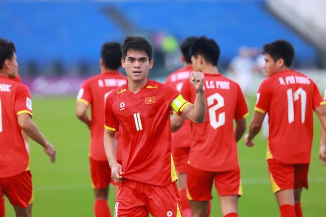 Đội trưởng Khuất Văn Khang: 'Cụ' thủ lĩnh trầm lặng, rất đáng tin cậy của U.23 Việt Nam- Ảnh 1. Đội trưởng Khuất Văn Khang: 'Cụ' thủ lĩnh trầm lặng, rất đáng tin cậy của U.23 Việt Nam- Ảnh 1.