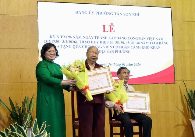 Thành ủy TP.HCM trao Huy hiệu Đảng đến nguyên trợ lý 2 Tổng Bí thư- Ảnh 7. Thành ủy TP.HCM trao Huy hiệu Đảng đến nguyên trợ lý 2 Tổng Bí thư- Ảnh 7.