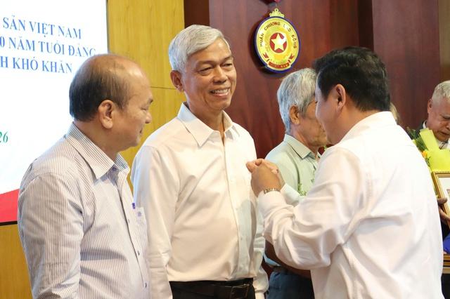 Thành ủy TP.HCM trao Huy hiệu Đảng đến nguyên trợ lý 2 Tổng Bí thư- Ảnh 6. Thành ủy TP.HCM trao Huy hiệu Đảng đến nguyên trợ lý 2 Tổng Bí thư- Ảnh 6.