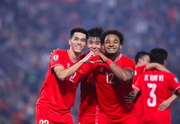 Nếu Malaysia vẫn cho cả 7 cầu thủ nhập tịch lậu tái đấu Việt Nam: Thầy Kim cần làm gì?
- Ảnh 2.