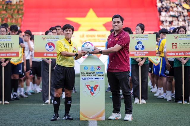 Kỷ lục 322 bàn thắng, 8 đội không lọt lưới, vào sân 2 giây đã ghi bàn- Ảnh 7. Kỷ lục 322 bàn thắng, 8 đội không lọt lưới, vào sân 2 giây đã ghi bàn - Ảnh 7.