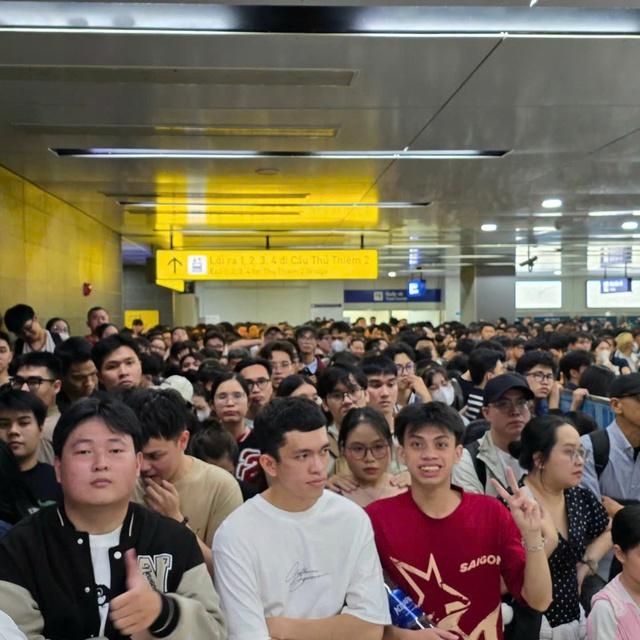 Metro số 1 phục vụ hàng vạn khách đón giao thừa- Ảnh 1. Metro số 1 phục vụ hàng vạn khách đón giao thừa- Ảnh 1.